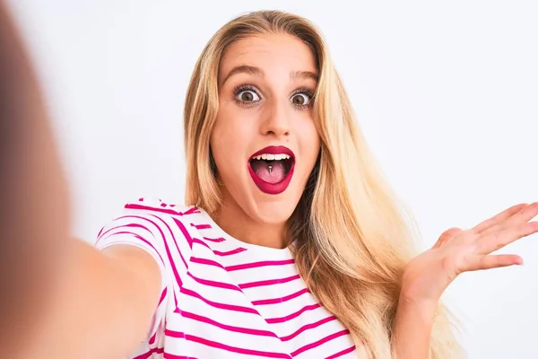 Hermosa Mujer Con Camiseta Rayas Hacer Selfie Por Cámara Sobre — Foto de Stock