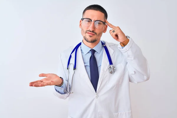 Junger Arzt Mit Stethoskop Über Isoliertem Hintergrund Verwirrt Und Genervt — Stockfoto