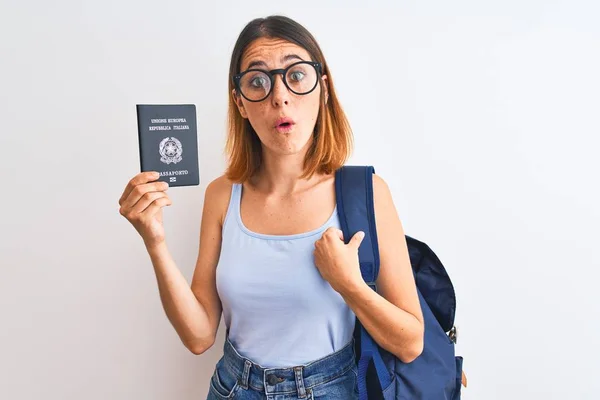 Krásná Zrzka Studentka Batohu Pasem Itálie Vystrašená Šoku Překvapenou Tváří — Stock fotografie