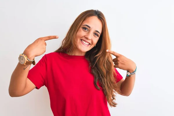 Young Redhead Woman Wearing Red Casual Shirt Stading White Isolated — Stockfoto