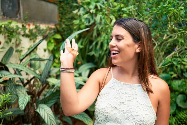 Jonge Mooie Vrouw Lachend Gelukkig Vrolijk Vlindertuin Een Zonnige Zomerdag — Stockfoto