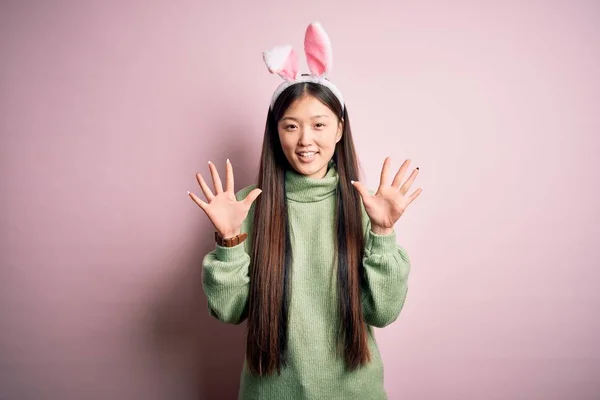 Jonge Aziatische Vrouw Dragen Schattig Paashaas Oren Roze Achtergrond Tonen — Stockfoto