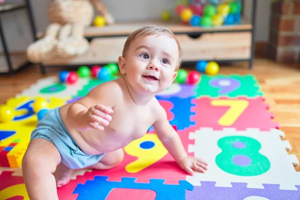 Schöne Kleinkind Sitzt Auf Dem Puzzle Teppich Spielzeug Lächelnd Kindergarten — Stockfoto