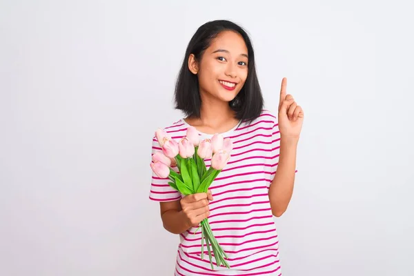 Giovane Donna Cinese Possesso Bouquet Rose Piedi Sfondo Bianco Isolato — Foto Stock