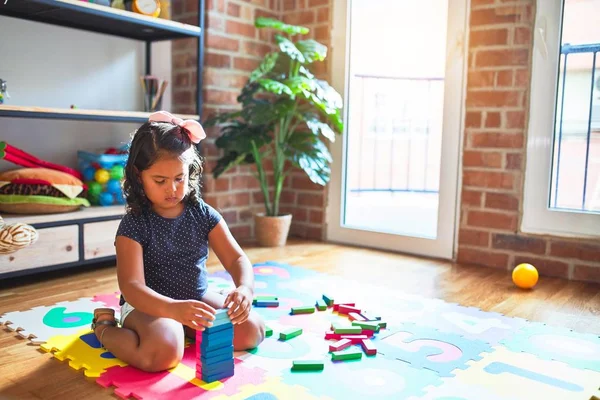 Bella Bambina Che Gioca Con Blocchi Legno Costruzione All Asilo — Foto Stock