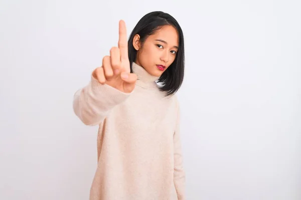 Jonge Chinese Vrouw Draagt Coltrui Geïsoleerde Witte Achtergrond Wijzend Met — Stockfoto