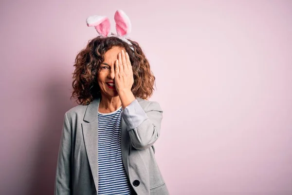 Middle Age Beautiful Woman Wearing Bunny Ears Standing Isolated Pink — 图库照片
