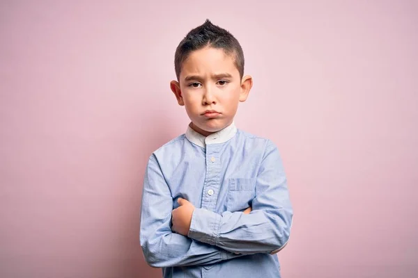 Niño Pequeño Con Camisa Elegante Pie Sobre Fondo Rosa Aislado — Foto de Stock