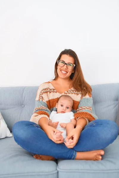 Jonge Mooie Vrouw Haar Baby Bank Thuis Pasgeboren Moeder Ontspannen — Stockfoto