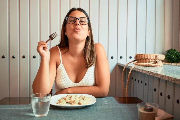 Junge Schöne Frau Sitzt Restaurant Und Genießt Die Sommerferien Beim — Stockfoto