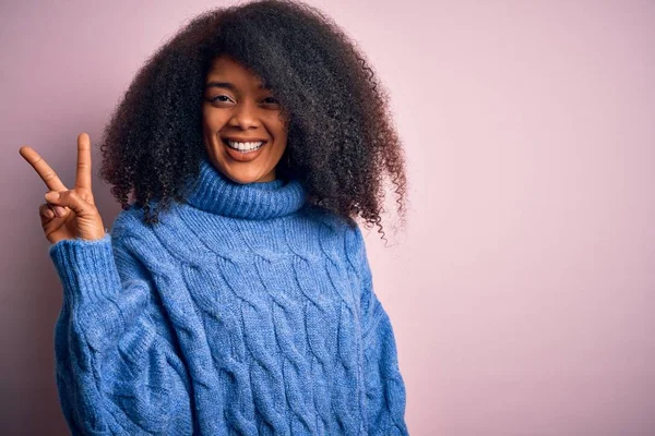 Joven Mujer Afroamericana Hermosa Con Pelo Afro Usando Suéter Invierno — Foto de Stock