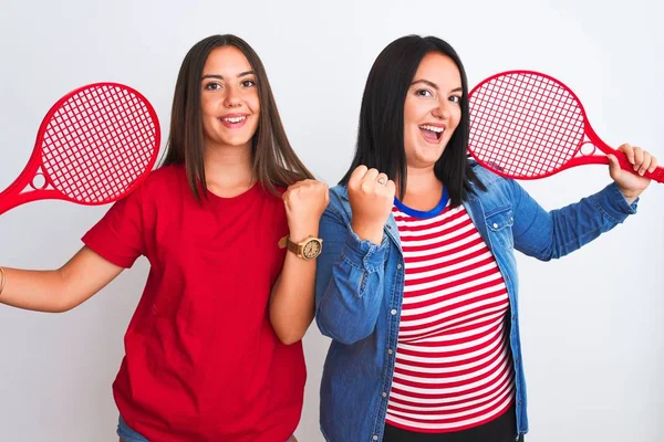 Jonge Mooie Sportvrouwen Houden Tennis Racket Staande Geïsoleerde Witte Achtergrond — Stockfoto