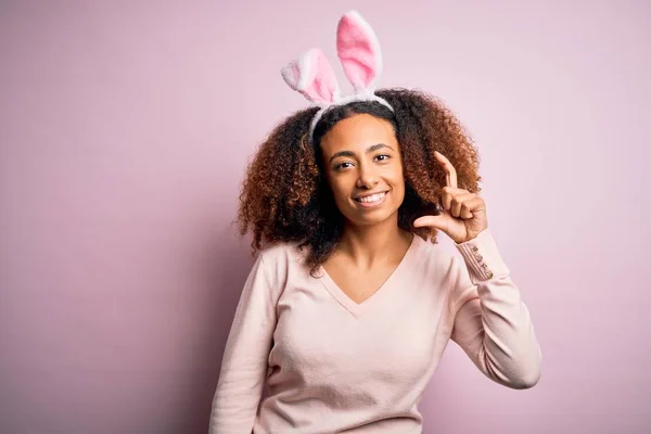 Mladá Afro Americká Žena Afro Vlasy Sobě Králičí Uši Přes — Stock fotografie