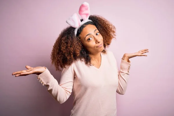 Молода Афро Американська Жінка Волоссям Африканського Кольору Одягнена Кролячі Вуха — стокове фото