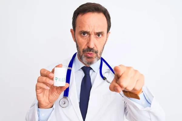 Médico Mediana Edad Hombre Sosteniendo Píldoras Pie Sobre Fondo Blanco —  Fotos de Stock