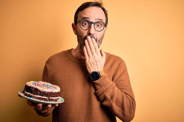 Hombre Alzado Mediana Edad Sosteniendo Pastel Cumpleaños Pie Sobre Boca — Foto de Stock