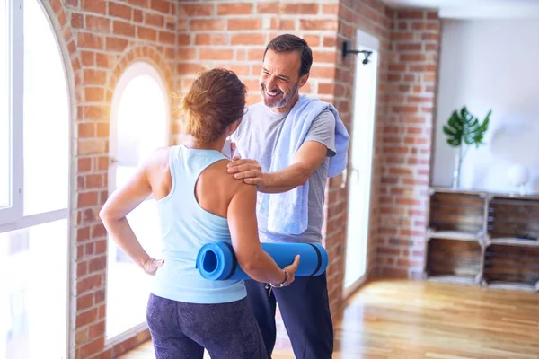 Edad Media Hermosa Pareja Deportiva Sonriendo Feliz Pie Con Sonrisa — Foto de Stock