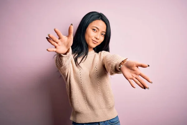 Jonge Mooie Chinese Vrouw Draagt Casual Trui Geïsoleerde Roze Achtergrond — Stockfoto