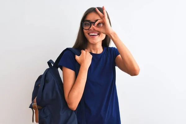 Jovem Bela Estudante Mulher Vestindo Mochila Óculos Sobre Fundo Branco — Fotografia de Stock
