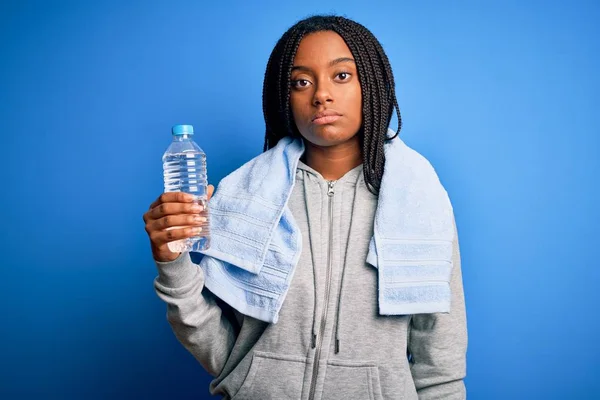 Young African American Fitness Woman Wearing Towel Drinking Water Plastic — Stockfoto