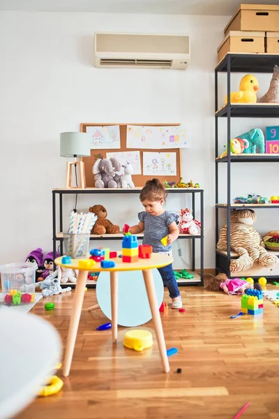 Hermoso Niño Jugando Con Los Bloques Construcción Juguetes Jardín Infantes —  Fotos de Stock