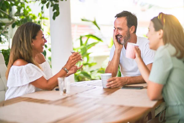 Mooie Familie Zit Terras Drinken Kopje Koffie Met Behulp Van — Stockfoto