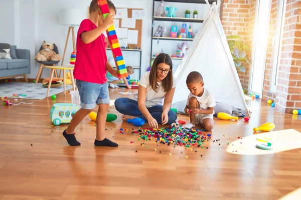 Junge Schöne Lehrerin Und Kleinkinder Spielen Kindergarten Mit Viel Spielzeug — Stockfoto