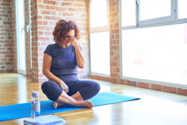 Middle Age Beautiful Sportswoman Wearing Sportswear Sitting Mat Practicing Yoga — Stok fotoğraf
