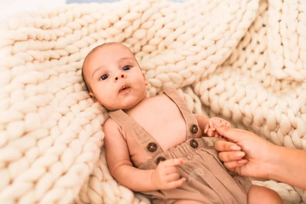 Adorable Bebé Acostado Sobre Una Manta Sofá Casa Recién Nacido —  Fotos de Stock