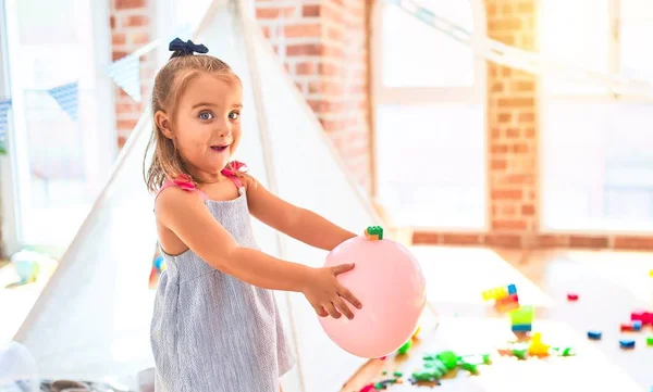 Joven Niña Rubia Hermosa Disfrutando Escuela Juego Con Juguetes Jardín —  Fotos de Stock