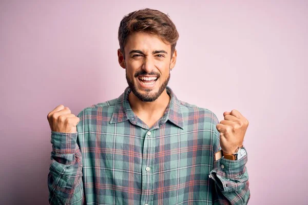 Young Handsome Man Beard Wearing Casual Shirt Standing Pink Background — 스톡 사진