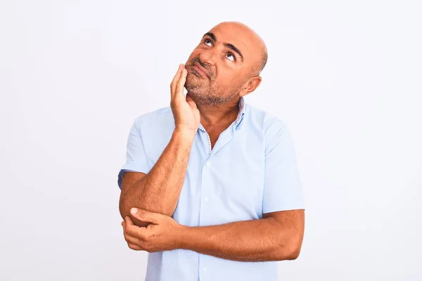 Homem Bonito Meia Idade Vestindo Camisa Casual Sobre Fundo Branco — Fotografia de Stock