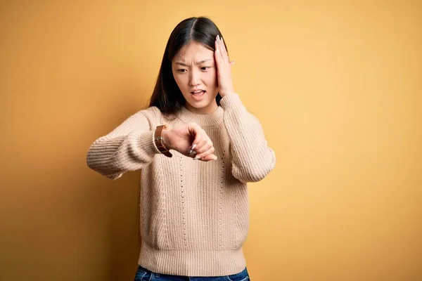 Ung Vacker Asiatisk Kvinna Bär Casual Tröja Över Gul Isolerad — Stockfoto