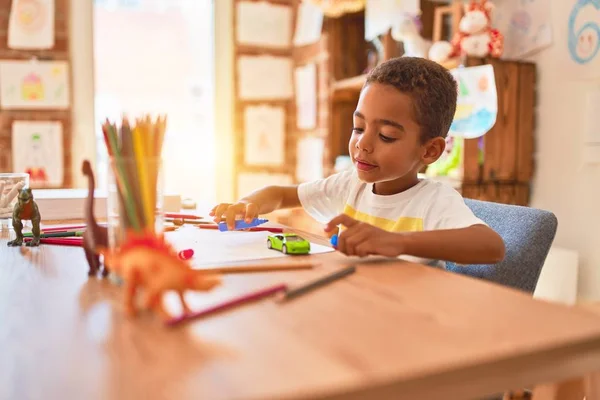 Mooi Afrikaans Amerikaans Peuter Zitten Bureau Spelen Met Auto Kleuterschool — Stockfoto