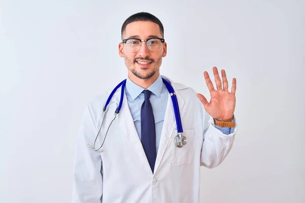 Young Doctor Man Wearing Stethoscope Isolated Background Showing Pointing Fingers — 스톡 사진