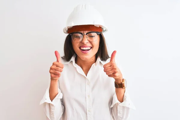 Jonge Mooie Architect Vrouw Dragen Helm Bril Geïsoleerde Witte Achtergrond — Stockfoto