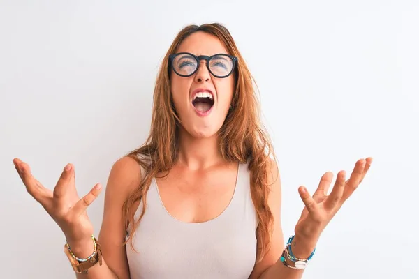 Giovane Donna Rossa Con Gli Occhiali Piedi Sopra Sfondo Bianco — Foto Stock