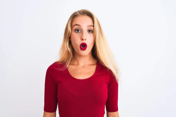 Giovane Bella Donna Che Indossa Shirt Rossa Piedi Sopra Isolato — Foto Stock