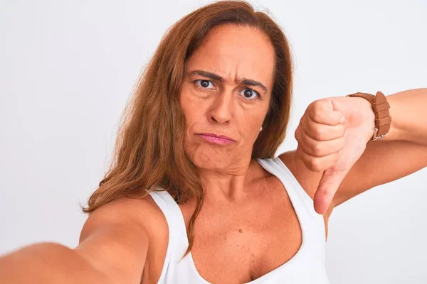 Mujer Madura Mediana Edad Tomando Una Foto Selfie Usando Teléfono — Foto de Stock