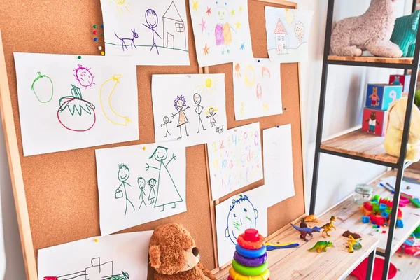 Foto Van Kleurrijke Trekt Kleuterschool Schoolbord — Stockfoto