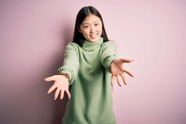 Jonge Mooie Aziatische Vrouw Dragen Groene Winter Trui Roze Gesoldeerde — Stockfoto