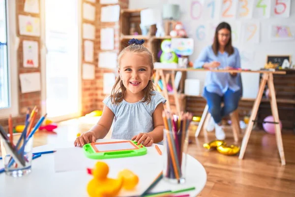 Ragazzina Caucasica Giocare Imparare Scuola Con Insegnante Sesso Femminile Madre — Foto Stock