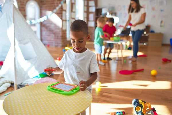 Jovem Bela Professora Crianças Brincando Torno Lotes Brinquedos Jardim Infância — Fotografia de Stock