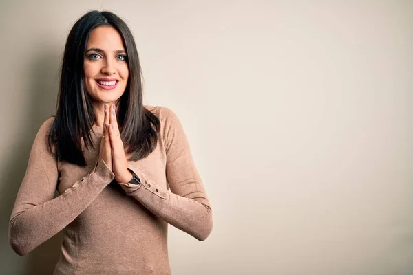 Jonge Brunette Vrouw Met Blauwe Ogen Dragen Casual Trui Geïsoleerde — Stockfoto