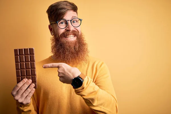 Irlandese Rossa Uomo Con Barba Mangiare Una Barretta Cioccolato Dolce — Foto Stock