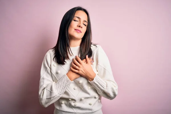 Jonge Brunette Vrouw Met Blauwe Ogen Dragen Casual Trui Geïsoleerde — Stockfoto