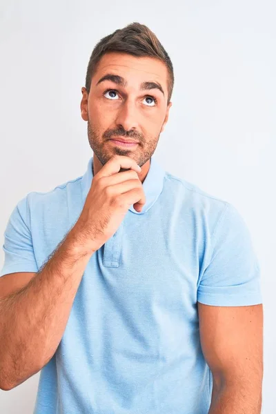 Ung Stilig Elegant Man Bär Blå Shirt Över Isolerad Bakgrund — Stockfoto