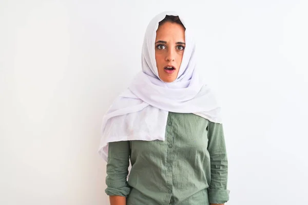 Jovem Bela Mulher Árabe Vestindo Hijab Muçulmano Tradicional Sobre Fundo — Fotografia de Stock