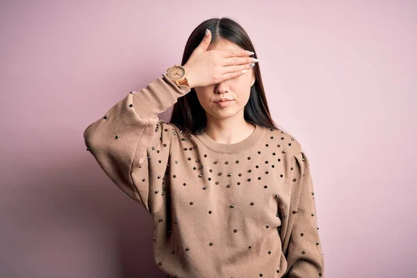 Joven Hermosa Mujer Asiática Vistiendo Moda Suéter Elegante Sobre Fondo — Foto de Stock