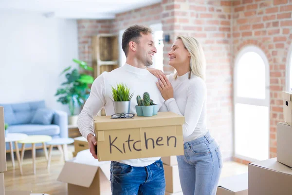 Jong Mooi Paar Bewegende Kartonnen Dozen Bij New Home — Stockfoto